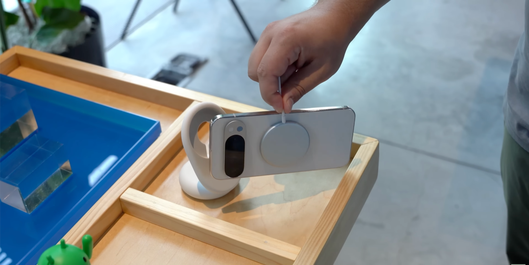 刚刚发布的 Pixel 10 ，把 iPhone 画的 AI 大饼直接端了出来  第10张