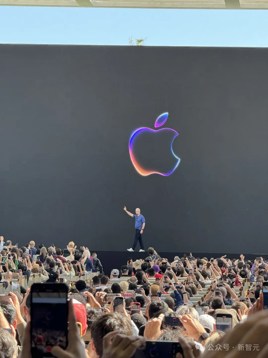 苹果AI爆炸全宇宙！一夜重塑iPhone，Siri全家桶史诗级更新，马斯克怒了  第5张