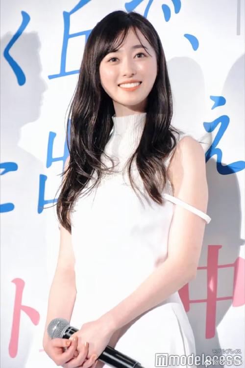 【寫真集】福原遥最後的10代面貌盡在其中，「これから。」寫真集將於20嵗生日這天正式發售。  第1张