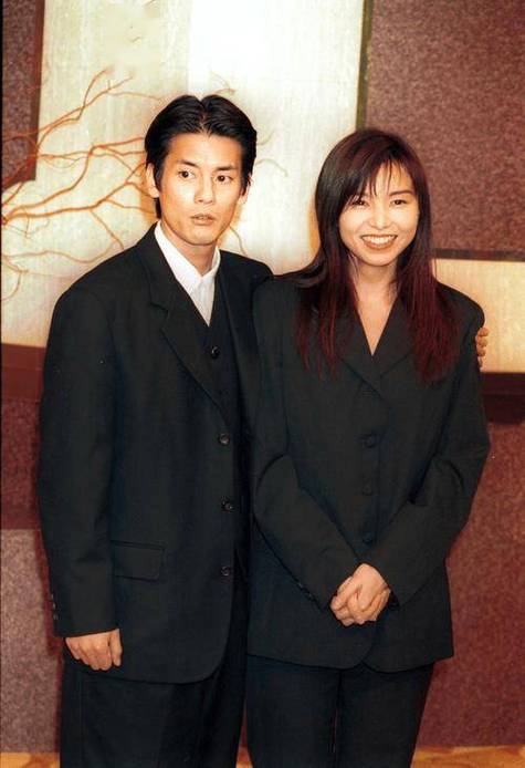 【日娛】好一對神仙眷侶～ 唐澤壽明♡山口智子相隔15年的夫妻檔出場～ 以情侶裝出席東北慈善活動。  第1张