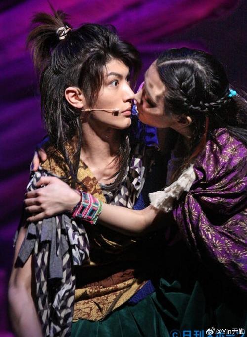 大概是最悲傷的版本。在好友三浦春馬逝世當天演唱GReeeeN名曲“奇蹟”，城田優淚灑舞台。  第1张